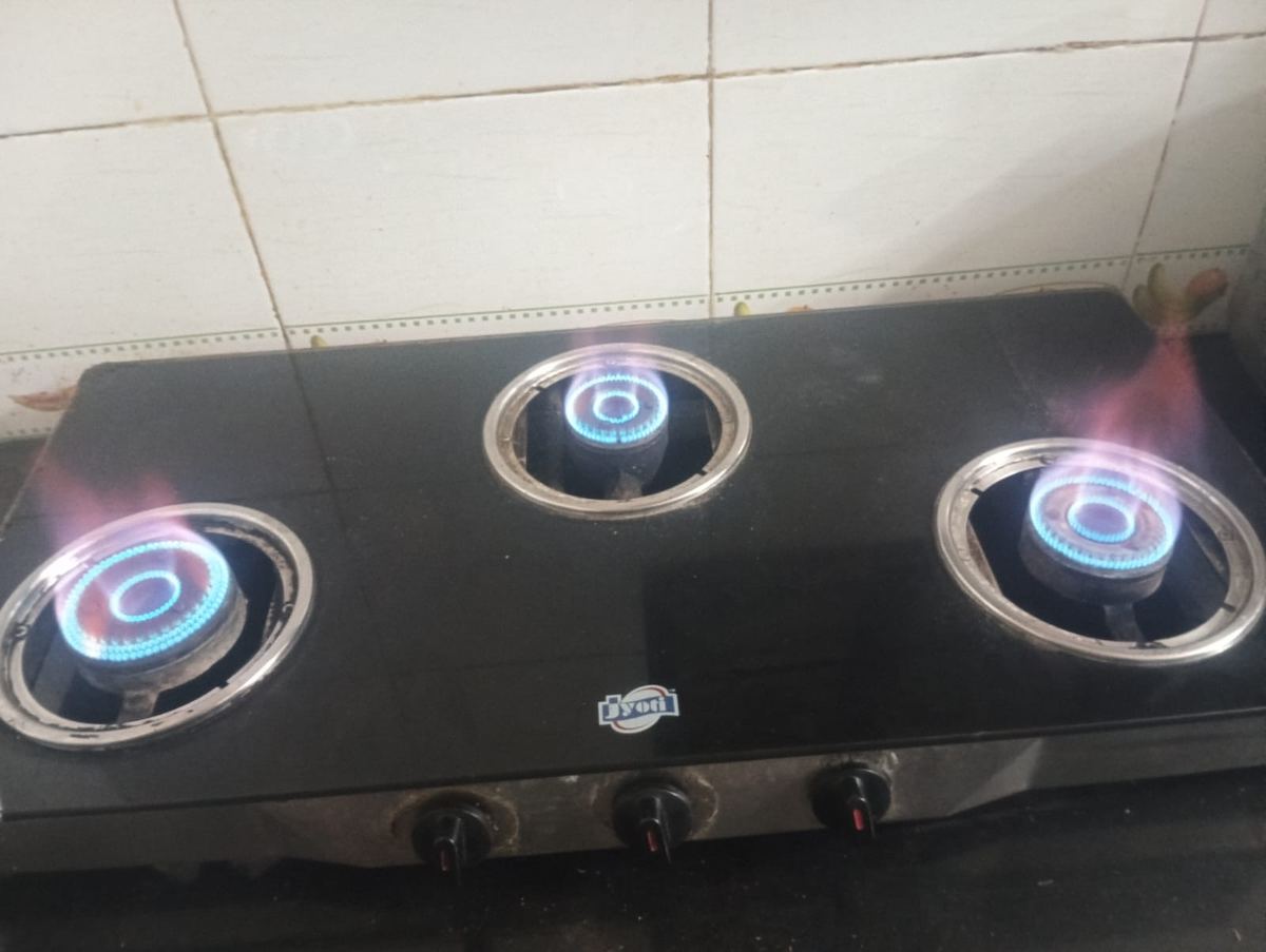 Serviced three-burner stove with even blue flames